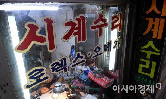 시계골목은 바늘을 뒤로 돌린 듯 옛 풍경들이 펼쳐진다.