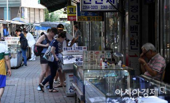 시계골목엔 외국인 관광객들도 자주 목격된다.