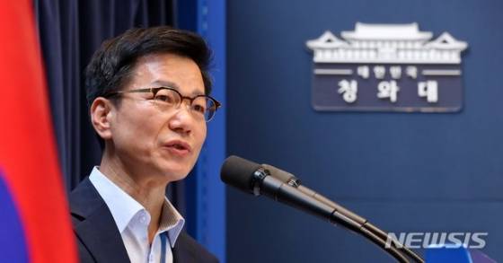 【서울=뉴시스】전신 기자 = 이정도 대통령비서실 총무비서관이 28일 청와대 춘추관에서 '참모진들이 내부 회의 참석 수당을 부당하게 지급받았다'는 자유한국당 심재철 의원의 폭로와 관련해 입장을 밝히고 있다. 2018.09.28. photo1006@newsis.com <저작권자ⓒ 공감언론 뉴시스통신사. 무단전재-재배포 금지.>