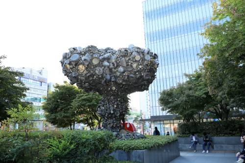 아라리오 광장 수보드굽타의 작품.