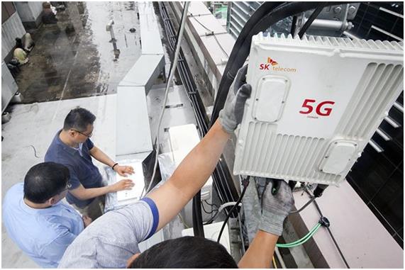 SK텔레콤 직원들이 테스트용 5G 통신장비를 설치하고 있다. SK텔레콤 제공