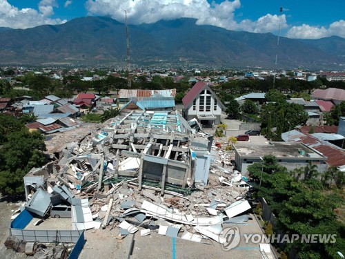 강진으로 무너져내린 인도네시아 술라웨시섬 팔루시 시내 한 호텔 [AFP=연합뉴스]