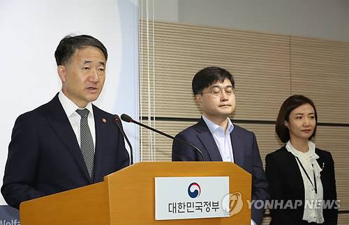 공공보건의료 발전 종합대책 발표 (세종=연합뉴스) 이진욱 기자 = 박능후 보건복지부 장관이 1일 오전 정부세종청사 보건복지부에서 공공보건의료 발전 종합대책을 발표하고 있다. cityboy@yna.co.kr (끝)