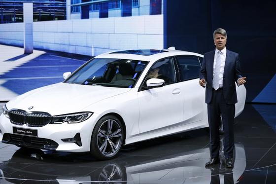 BMW는 베스트셀링카인 3시리즈 7세대 모델을 공개했다. 가솔린 엔진을 단 320i와 330i, 디젤 엔진을 단 320d가 선보였다. BMW 회장 하랄드 크루거가 3시리즈 신모델을 설명하고 있다.[EPA=연합뉴스]