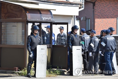 폭력조직 관련 수사하는 일본 경찰 2015년 10월 6일 도야마(富山)현 경찰본부 수사원들이 '고베야마구치구미'(神戶山口組) 계열 폭력조직의 사무소를 압수수색하러 들어가는 장면. 2016.2.26