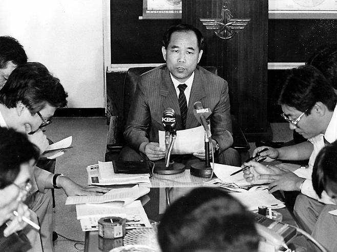 국방부 김지욱 대변인이 기자회견을 갖고 윤석양 이병이 언론사에 공개한 자료는 "적으로부터 주요인물을 보호 및 차단하기 위해 보안사가 작성한 것"이라는 내용의 공식발표를 하고 있다. <한겨레> 자료 사진.