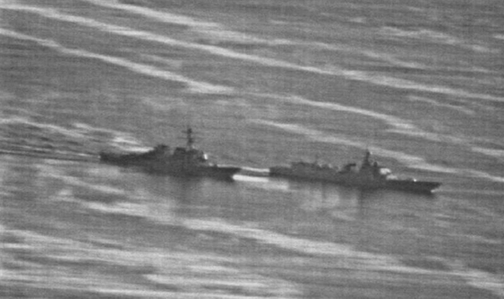 지난 30일 남중국해에서 미 군함 디케이터함(왼쪽)이 항로를 막은 중국 군함 란저우함(오른쪽)을 피해 오른쪽으로 회피 기동하고 있다. [사진=gCaptain]