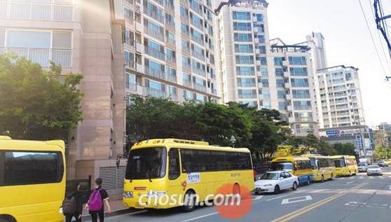 학원 버스가 줄지어 늘어선 대구 수성구 범어SK뷰 아파트 단지. 학군 수요와 정부 규제 맹점 등이 맞물리며 수성구 집값은 크게 올랐다. /조선일보DB