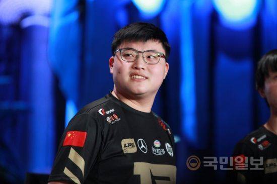 RNG 원거리 딜러 ‘우지’ 지안 쯔하오가 미소짓고 있다.