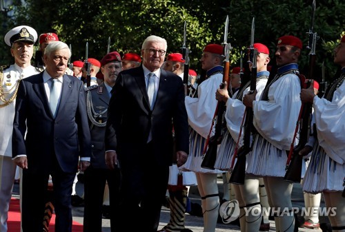 그리스를 방문한 슈타인마이어(오른쪽)독일 대통령 [로이터=연합뉴스]