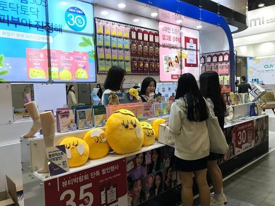 라보타치가 일산 킨텍스 1전시장 3, 4홀에서 열리는 '2018 대한민국 뷰티박람회'의 우신라보타치 부스에서 특별 할인 행사를 진행 중이다/사진제공=우신라보타치