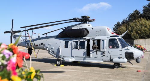 마린온 헬기가 날개를 접은채 지상에서 대기하고 있다. 해병대사령부 제공