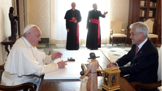 프란치스코 교황(왼쪽)이 2018년 10월 13일 세바스티안 피녜라 칠레 대통령과 만나 대화를 나누고 있다. /BBC