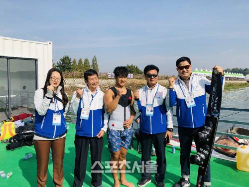 장태호(가운데)가 전국체육대회 수상스키웨이크보드 슬라롬 종목에서 금메달을 확정지은 뒤 관계자들과 기념사진을 찍고 있다. 제공 | 대한수상스키웨이크스포츠협회