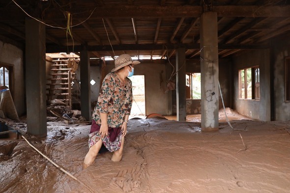 라오스댐 붕괴 8일 째인 지난 7월 30일(현지시각) 오후 최대 피해 마을 가운데 하나인 아타푸주 마이 마을에서 한 주민이 대피뒤 처음으로 집으로 돌아와 진흙 뻘로 가득찬 집안을 둘러보고 있다. 아타푸/ 김봉규 선임기자 bong9@hani.co.kr