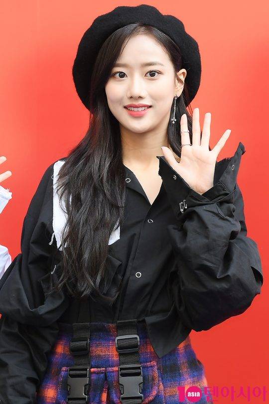 에이프릴 나은이 16일 오후 서울 중구 동대문디자인플라자(DDP)에서 열린 ‘2019 S/S 헤라서울패션위크’ 알쉬미스트 컬렉션에 참석했다.