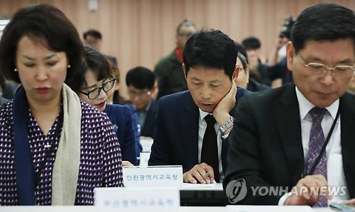 굳은 표정의 교육청 감사관들 (세종=연합뉴스) 이진욱 기자 = 16일 오전 정부세종청사 교육부에 전국 시도교육청 감사관들이 굳은 표정으로 참석해 있다. 이날 회의에서는 사립유치원 비리 관련 감사 계획이 논의될 예정이다. cityboy@yna.co.kr (끝)