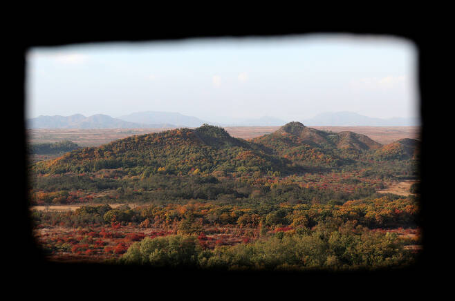 17일 오후 강원도 철원군 육군 6사단 비무장지대 GP 고가초소에서 단풍으로 물든 산봉우리에 북한 초소가 보이고 있다. 철원/청와대사진기자단