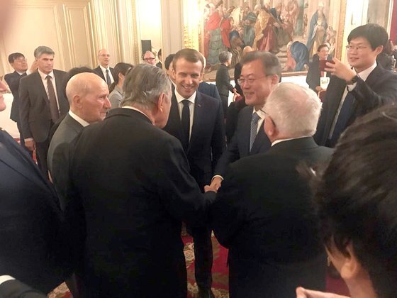 마크롱 대통령이 소개하는 프랑스측 인사들과 인사를 나누는 문재인 대통령. [사진 청와대]