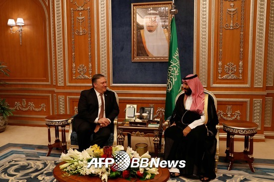 마이크 폼페이오 미국 국무부 장관(왼쪽)이 16일(현지시간) 사우디 수도 리디야에서 과 살만 빈 압둘아지즈 알사우드 사우디 국왕을 만나 대화를 나누고 있다. /AFPBBNews=뉴스1