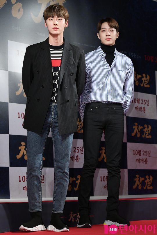 워너원 황민현, 라이관린이 18일 오후 서울 강남구 삼성동 메가박스 코엑스에서 열린 영화 ‘창궐’ 레드카펫 행사에 참석했다.