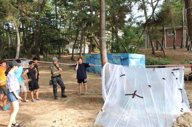 ‘서바이벌 스쿨’ 캠프에 참여한 학생들이 비닐만 사용해 은신처를 만들었다. 김종도 제공