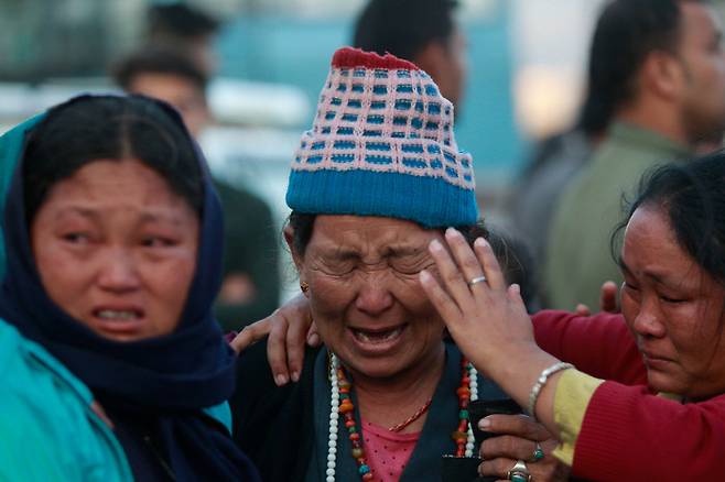 히말라야 등반 도중 사망한 한국원정대원 등 희생자들의 시신을 실은 헬기가 지난 14일(현지시간) 네팔 수도 카트만두에 있는 네팔국립대학병원에 도착한 가운데 이번 사고로 함께 숨진 네팔인 가이드의 유가족이 울음을 터뜨리고 있다. 로이터·연합뉴스