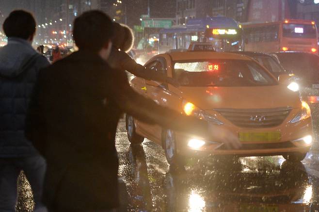 지난해 말 택시 승차거부가 극심한 서울 서초구 강남역 일대에서 시민들이 택시를 잡기 위해 도로 위로 나서고 있다. /사진=뉴시스