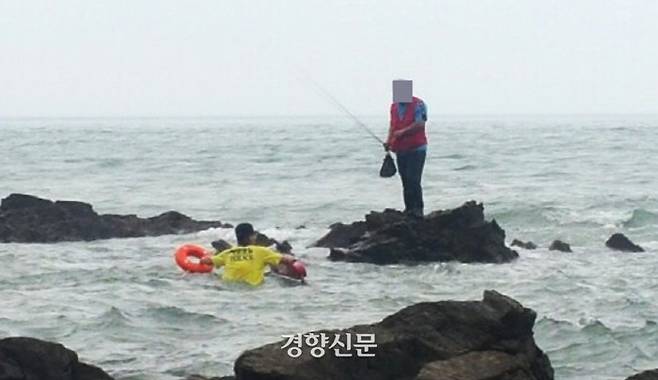2017년 7월 8일 충남 태안군 어은돌 해수욕장 인근 갯바위에서 낚시꾼이 고립되자 해경이 구조작업을 벌이고 있다. 태안해경 제공