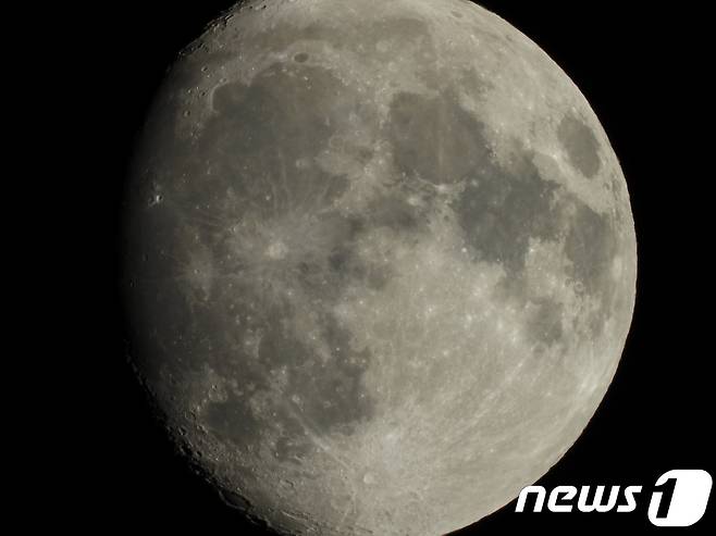 니콘 콤팩트 카메라 '쿨픽스 P1000'으로 촬영한 달 표면 사진(니콘 제공)© News1