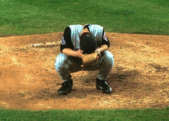 2001 월드시리즈 5차전 9말 2사 2루서 스캇 브로셔스에게 동점 홈런를 허용하고 고개를 숙인 김병현.