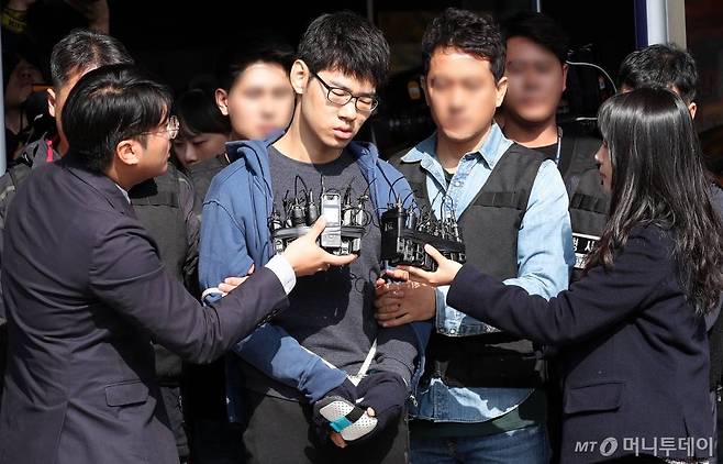 강서구 PC방에서 아르바이트생을 살해한 혐의를 받고있는 김성수(29)가 22일 오전 공주 치료감호소로 가기위해 서울 양천경찰서를 나서고 있다. /사진=김휘선 기자