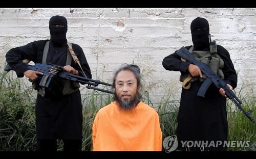 시리아 무장단체 억류 日언론인 영상 공개       (도쿄 교도=연합뉴스) 시리아 무장단체에 억류된 것으로 알려진 일본인 프리랜서 언론인 야스다 준페이(安田純平·44)씨가 출연하는 동영상의 한 장면. 지난달 31일 '시리아의 일본인 인질로부터의 호소'라는 제목으로 공개된 이 영상에서 한 남성은 일본어로 스스로를 '한국인'이라고 소개하면서 도와줄 것을 호소했다. 2018.8.1  (끝)