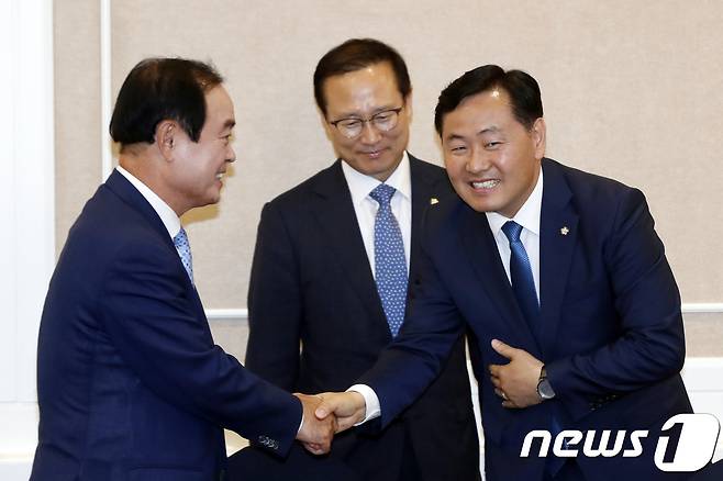 (왼쪽부터)민주평화당 장병완·더불어민주당 홍영표·바른미래당 김관영 원내대표. 2018.6.27/뉴스1 © News1 안은나 기자
