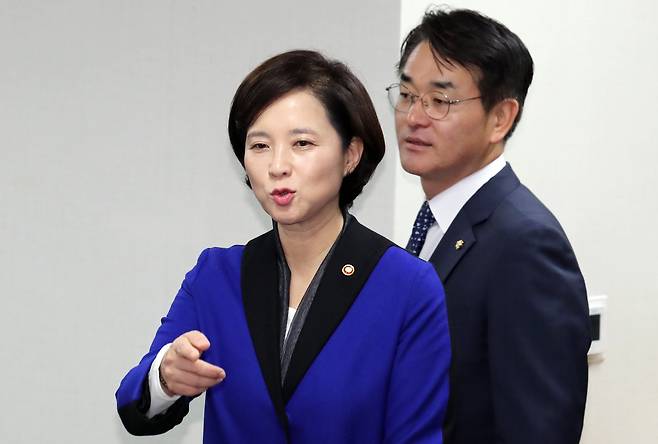 20181025 유은혜 사회부총리 겸 교육부 장관과 박용진 의원이 25일 오전 국회 의원회관에서 열린 유치원 공공성 강화 당정협의에 참석하고 있다. 변선구 기자