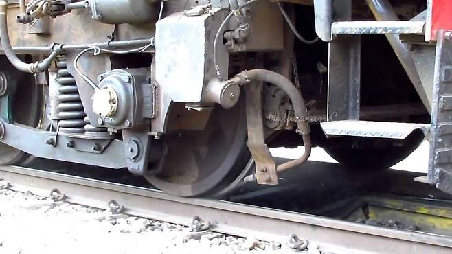 쇠로 된 바퀴와 선로의 마찰력을 이용해 열차는 움직인다. [사진 구글]