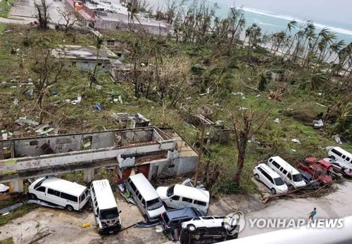 엉망이 된 사이판 해변 인근 (서울=연합뉴스) 25일(현지시간) 제26호 태풍 '위투'가 강타한 사이판 해변 인근에 야자수가 훼손되고 차량들은 전복돼있다.  [독자 촬영·제공]    photo@yna.co.kr  (끝)