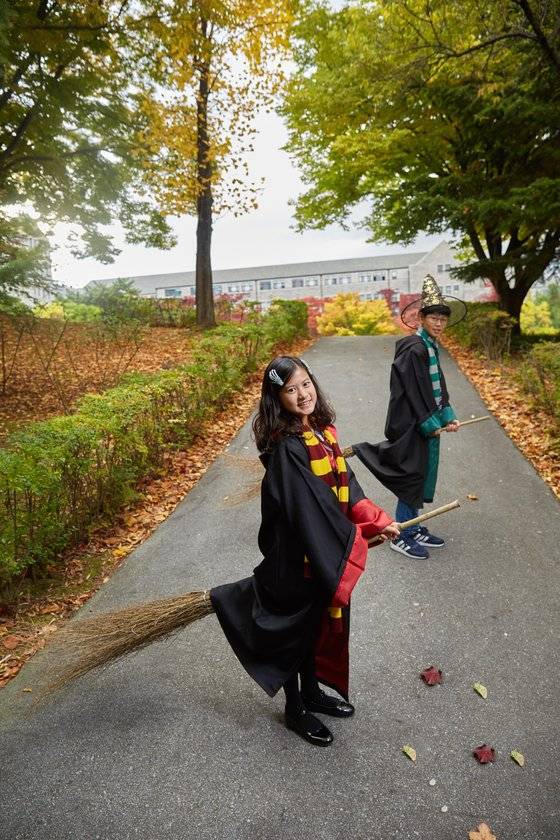 추연우(앞)·최찬이 학생모델이 빗자루를 타고 하늘을 나는 포즈를 취했다.