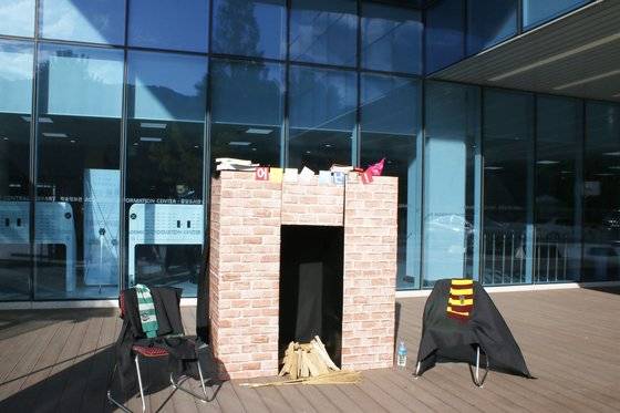 작중 인물들은 기숙사 벽난로 등에 모여 담소를 나누곤 한다. 또는 마법 가루를 뿌려 순간이동하는 통로로도 이용한다. 이 설정에 영감을 받은 축제 설치물이다.