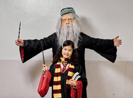 (앞)추연우 학생모델, (뒤)김우빈 진행부장.