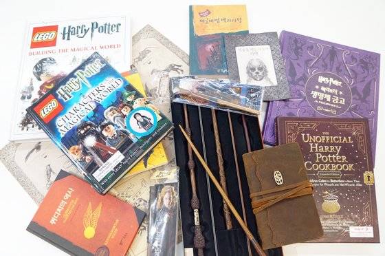 손채은 학생기자, 배상현 운영자가 해리 포터 관련 굿즈를 한 곳에 모았다.