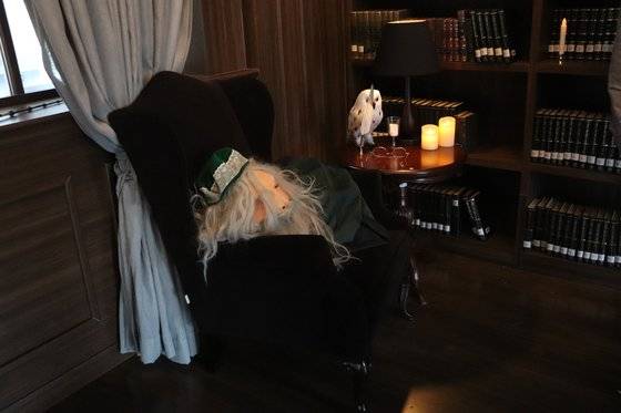 호서와트 행사서 덤블도어 교수의 방으로 꾸민 곳. 총괄기획부 학생들이 해외 온라인 사이트서 공수했다는 덤블도어 가면이 눈에 띈다.