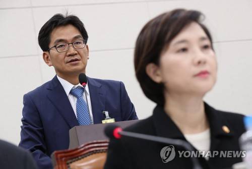 질문 답하는 이덕선 한유총 비대위원장 (서울=연합뉴스) 김인철 기자 = 이덕선 한국유치원총연합회(한유총) 비대위원장이 29일 오후 서울 여의도 국회에서 열린 교육부 및 소관 공공·유관기관 종합감사에서 증인으로 출석해 더불어민주당 박용진 의원의 질문에 답변하고 있다. yatoya@yna.co.kr (끝)