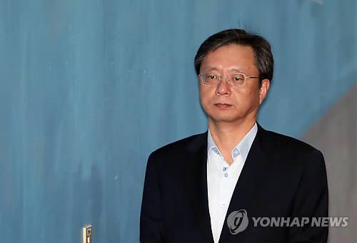 '불법사찰' 결심공판 출석하는 우병우 (서울=연합뉴스) 임헌정 기자 = 국가정보원을 동원해 공직자와 민간인을 불법사찰한 혐의로 기소된 우병우 전 청와대 민정수석이 30일 오후 서울 서초구 서울중앙지법에서 열린 결심공판에 출석해 법정으로 향하고 있다. 2018.10.30 kane@yna.co.kr (끝)