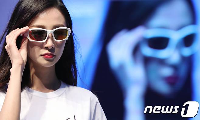 제17회 대구국제안경전(DIOPS 2018)이 18일 대구 엑스코에서 개막됐다. 개막을 축하하는 안경패션쇼에서 무대에 오른 모델이 최신 유행 안경과 선글라스를 선보이고 있다.2018.4.18/뉴스1 © News1 공정식 기자