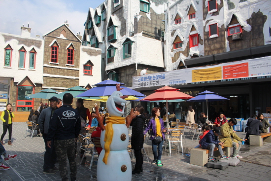 눈꽃마을로도 불리는 인천 신포국제시장 청년몰 광장.