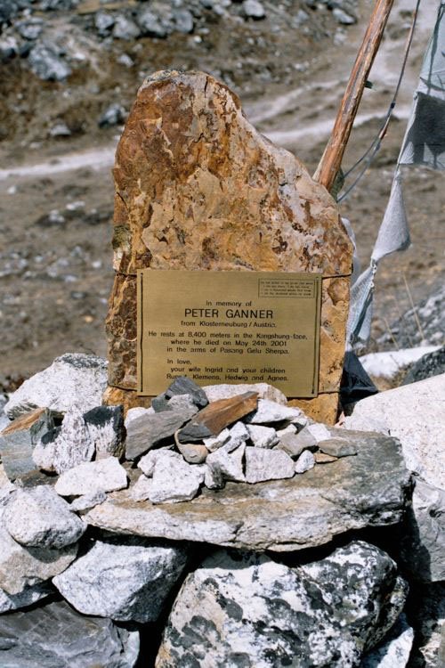 네팔 4900m의 두글라에 세워진 페터 간너의 추모비. '파상 갤루 셰르파의 품에 안겨 죽다'라는 문구가 새겨져 있다. 중앙포토