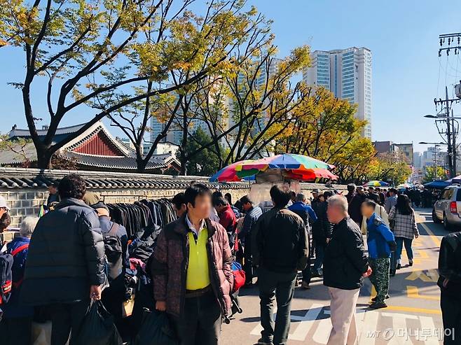 지난달 31일 동묘 벼룩시장에 옷무덤 좌판이 펼쳐져 있다. /사진=남궁민 기자