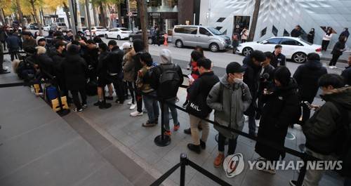 애플 매장 앞은 지금 '인산인해' (서울=연합뉴스) 한종찬 기자 = 애플 신제품 아이폰XS 등이 정식 출시된 2일 오전 서울 강남구 신사동 애플 가로수길 매장에서 시민들이 제품을 구매하기 위해 줄을 서있다. 주요 모델 출고가는 아이폰XS(256GB) 156만2천원, 아이폰XS 맥스(512GB) 196만9천원, 아이폰XR(64GB) 99만원이다. 2018.11.2 saba@yna.co.kr (끝)