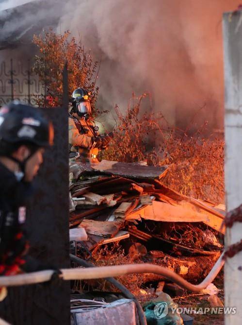 경주 주택 화재 (경주=연합뉴스) 김준범 기자 = 3일 오후 경북 경주시 황남동 한 가정집에서 화재가 발생해 소방관이 화재를 진압하고 있다. 2018.11.3 psykims@yna.co.kr (끝)